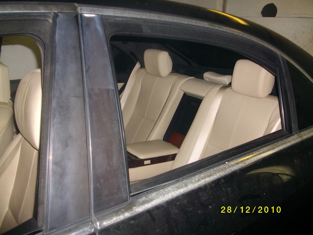 Mercedes W211 – оклейка стоек двери черной глянцевой пленкой