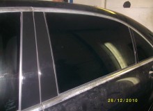 Mercedes W211 – оклейка стоек двери черной глянцевой пленкой